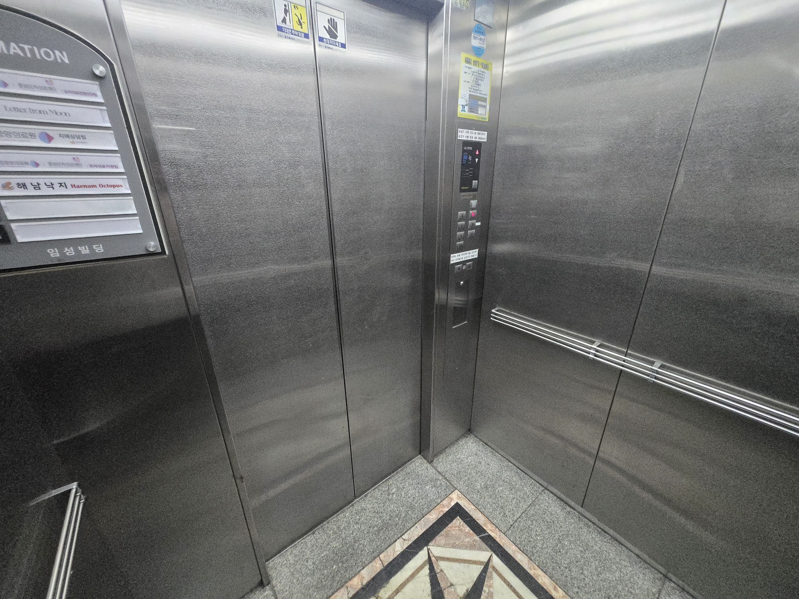 승강기 내부 상태 확인